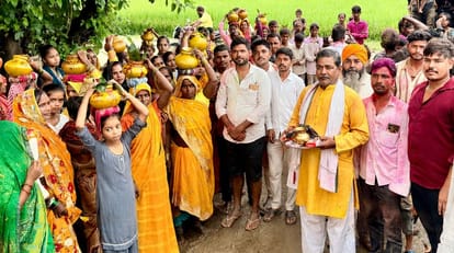 दिलीपपुर में कलश यात्रा में शामिल श्रद्धालु। स्रोत : आयोजक