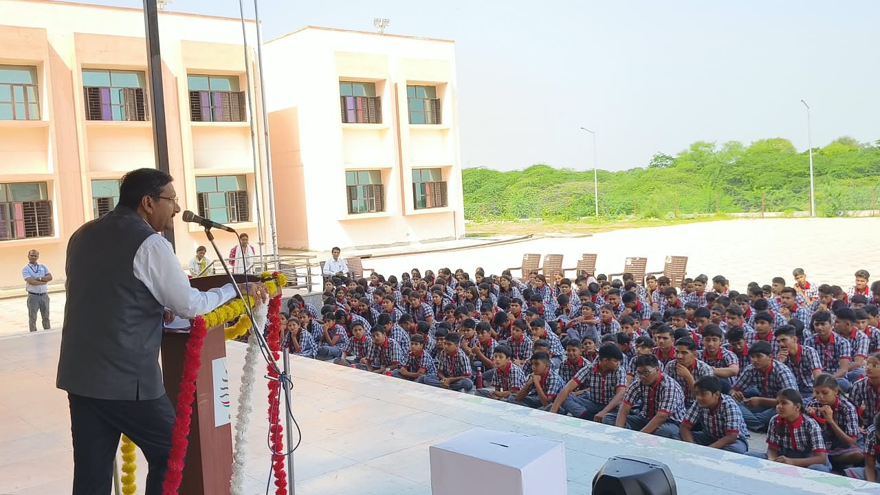 दौसा के बच्चों को जानकारी देते जज