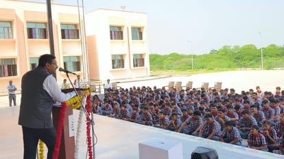दौसा के बच्चों को जानकारी देते जज