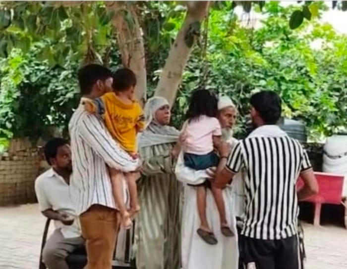 अस्पताल में खड़े पीहर पक्ष के लोग
