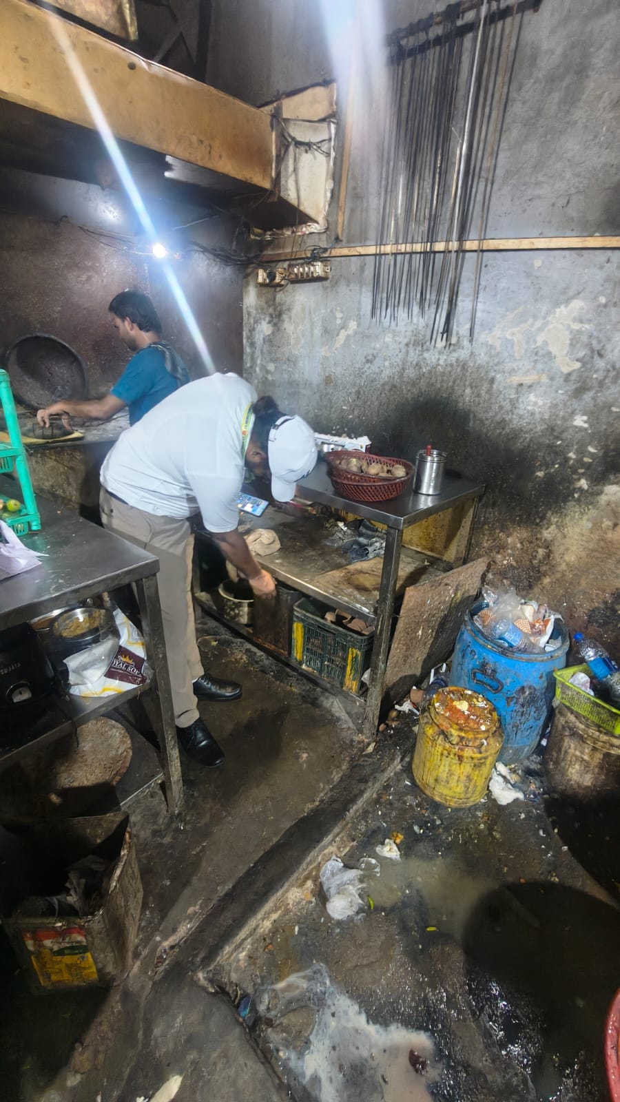 देव रेस्टोरेंट एवं ढाबा की किचन में गंदगी और जांच करती खाद्य विभाग की टीम। स्रोत विभाग