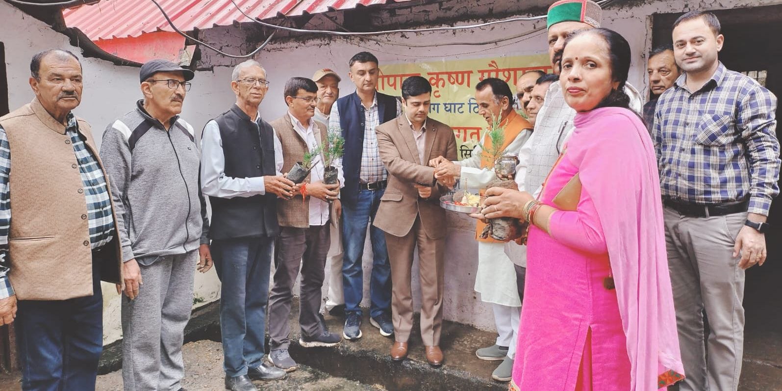 ठियोग में आयोजित पौधरोपण कार्यक्रम में उपस्थित लोग : जागरूक पाठक