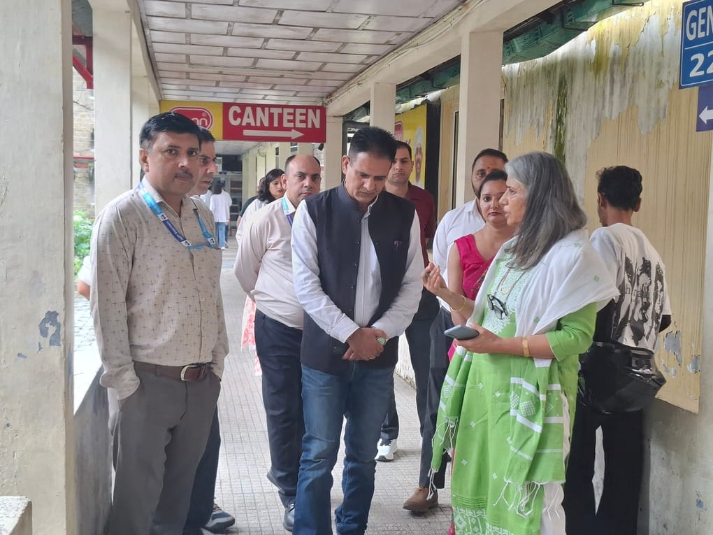 Mayor Omkar visited Dharamshala Hospital and sought a list of essential medical machines.