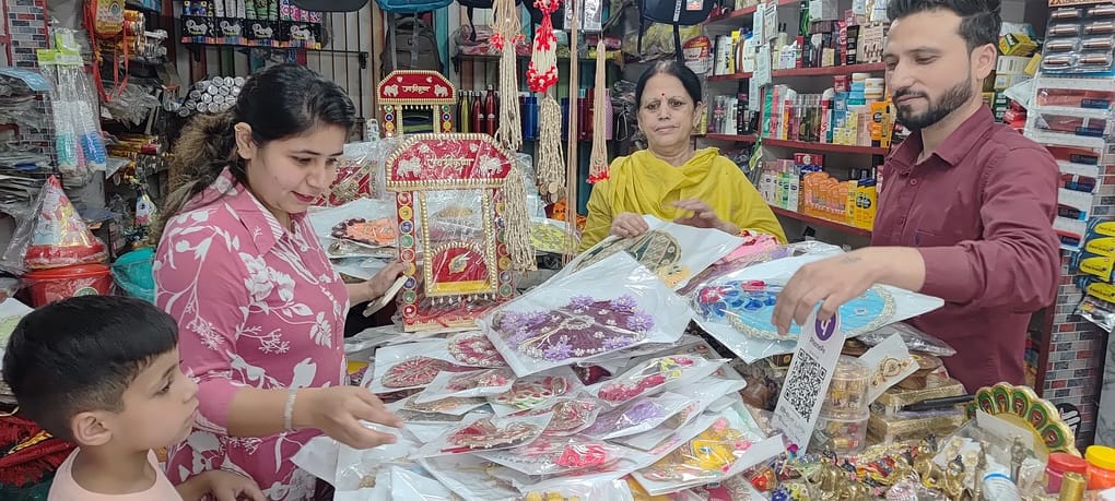 Stone-work outfit for Laddu Gopal becomes a favorite.