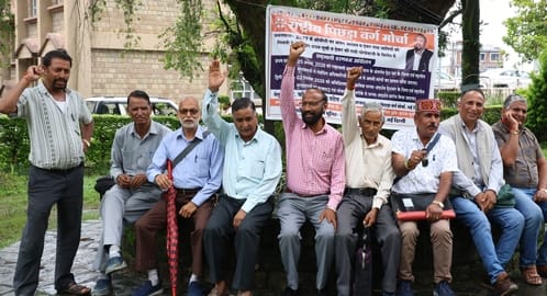 धर्मशाला में डीसी कार्यालय के बाहर ओबीसी की अलग गणना करवाने के लिए धरना देते राष्ट्रीय पिछड़ा व