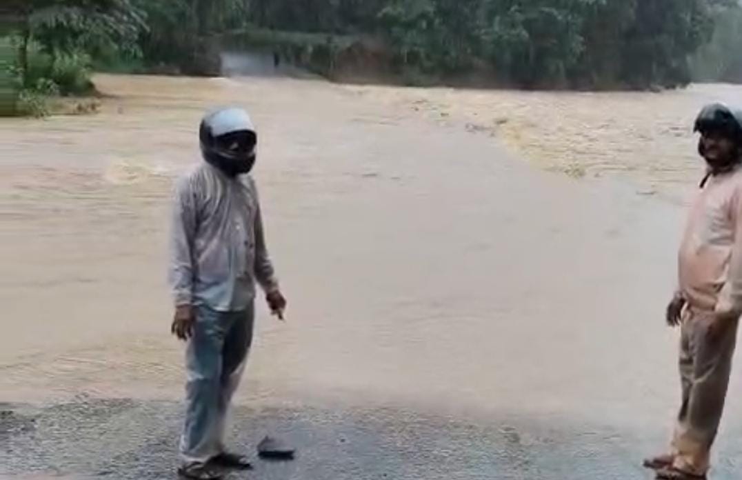 उफनता नाला।