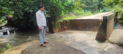 ऊंचाहार के खंधारीपुर गांव के पास तेज बहाव से कटी सड़क।
