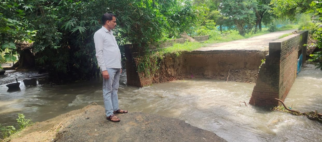 Madariganj-Kandarawan road washed away; traffic movement haltedMadariganj-Kandarawan road washed away; traffic movement halted