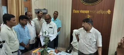 विभिन्न मांगों को लेकर उप निदेशक पंचायत आजमगढ़ मंडल को पत्रक सौंपते स्वच्छता कर्मचारी वेलफेयर