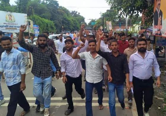 Students took out a procession from Khirnibagh to the Collectorate.