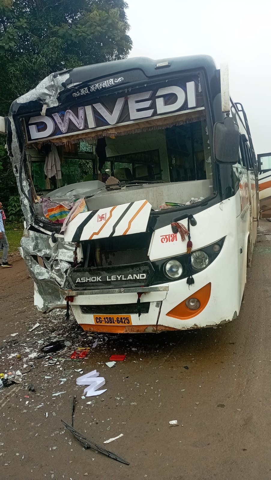 यात्री बस और ट्रक में जोरदार टक्कर