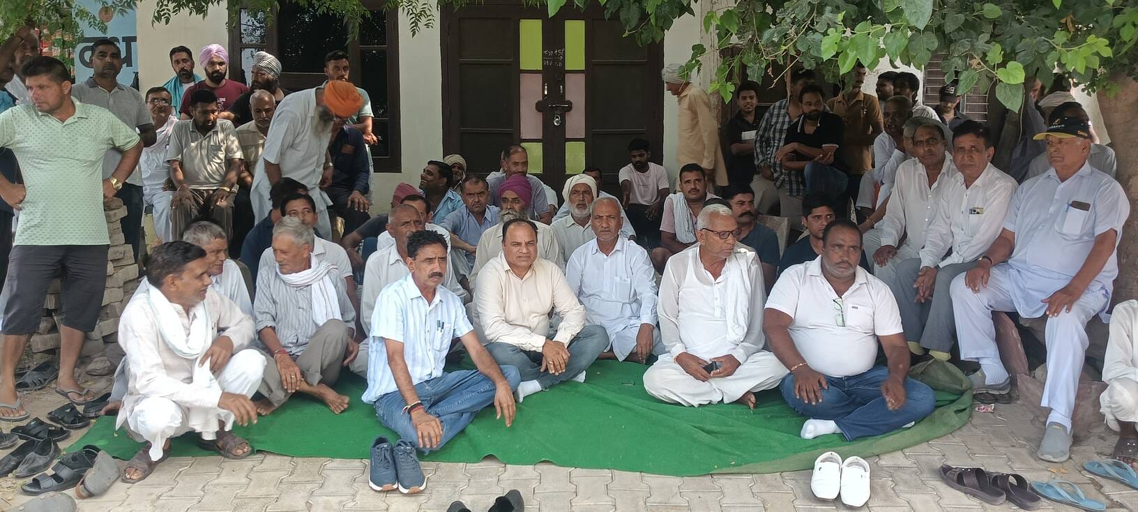 02 ढांड 02 सांकेतिक धरने पर ग्रामीणों से बातचीत करते जन स्वास्थ्य विभाग के एसडीओ जगदीश व बीडीपी
