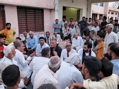 02जेएनडी26: करसोला गांव के पशुपालक दूध के दाम बढ़ाने का सामूहिक फैसला लेते हुए। संवाद