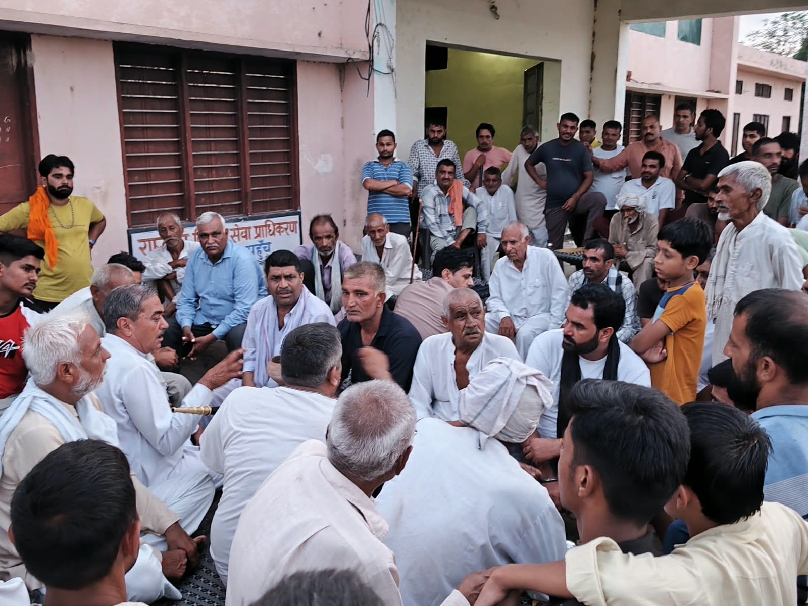 02जेएनडी26: करसोला गांव के पशुपालक दूध के दाम बढ़ाने का सामूहिक फैसला लेते हुए। संवाद
