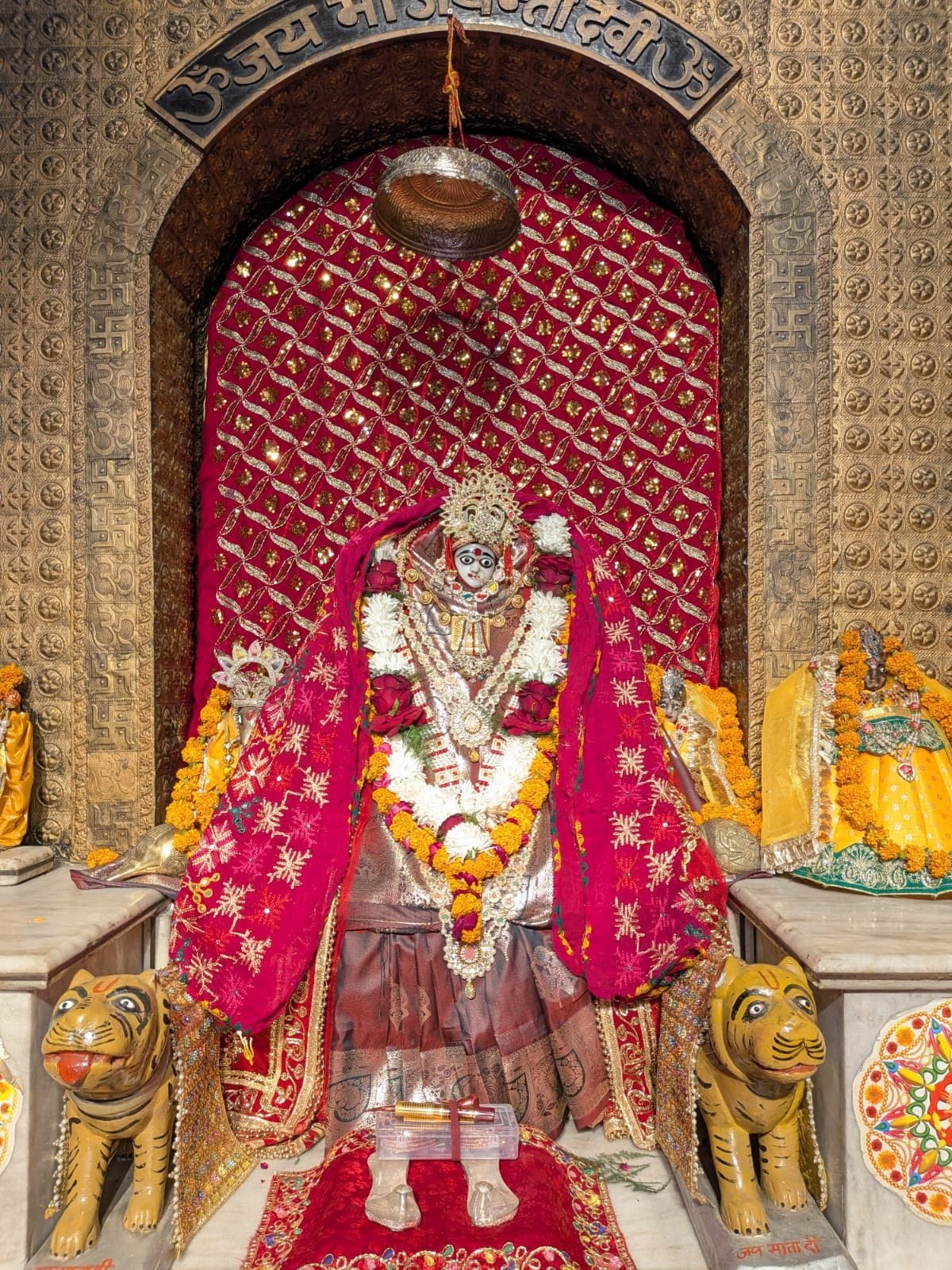 Shri Krishna's court will be decorated on Janmashtami, preparations are underway in temples from tableaux to offerings.