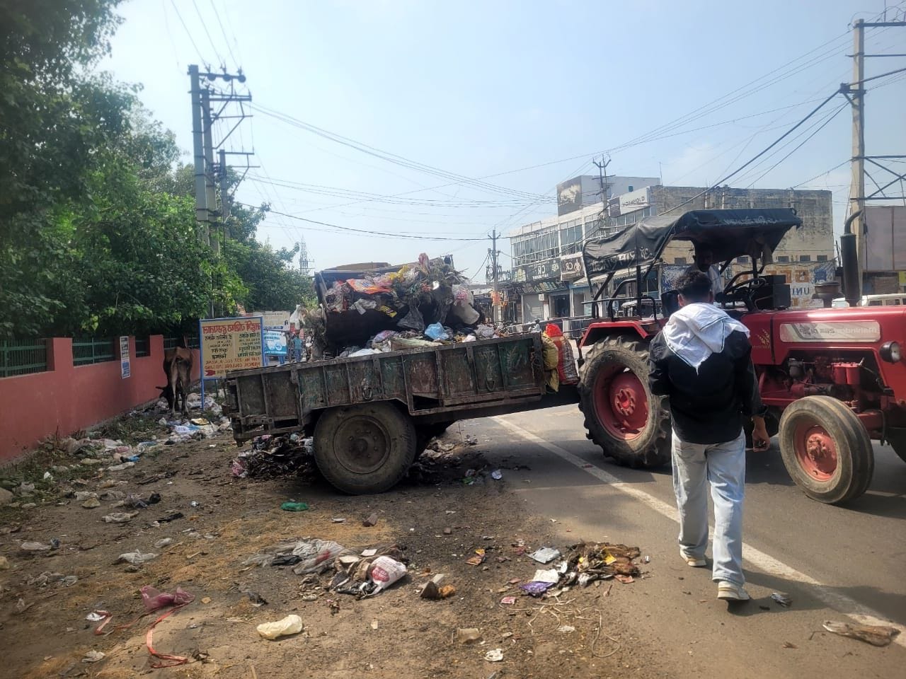 02जेएनडी31: शहर से कूड़े का उठान करवाते हुए सफाई कर्मचारी। संवाद