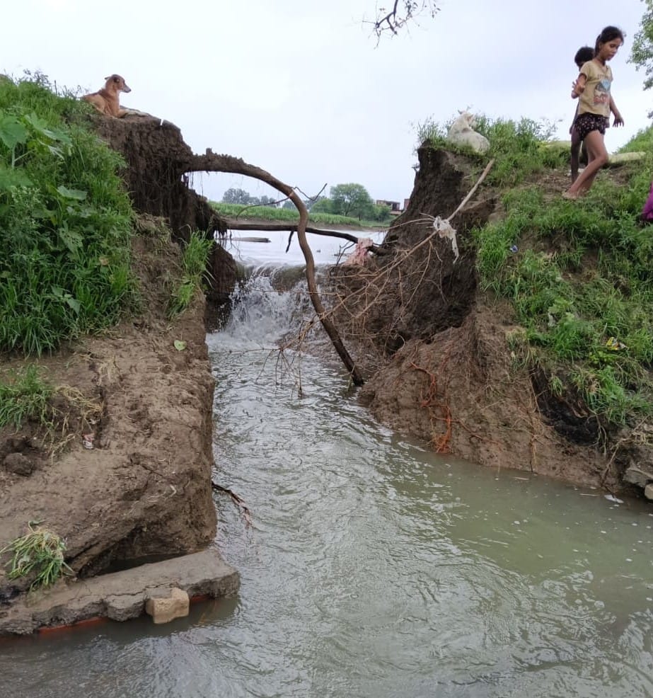 Pond embankment breached in Sikrau; water entered 40 houses.