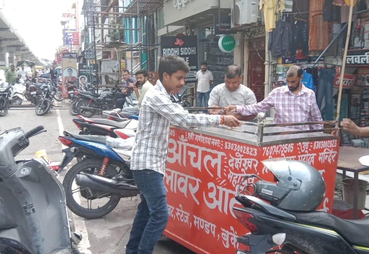 Encroachments removed from Alambagh to Awadh Chauraha.
