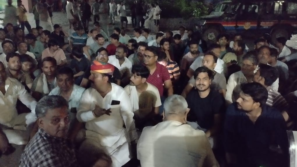 Outrage erupts over derogatory remarks against the Agarwal community; police station besieged, Sub-Inspector sent to Police Lines.