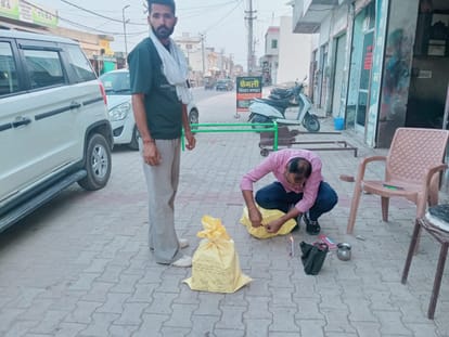 ऐलनाबाद। सीएम फ्लाइंग की टीम सैंपल भरते हुए। संवाद 