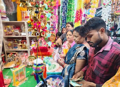 अकबरपुर के शहजादपुर में सजावट की दुकान पर खरीदारी करते ग्राहक। संवाद