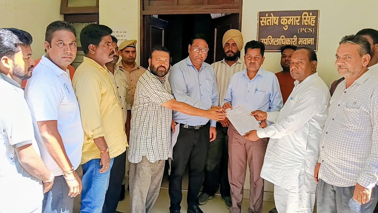 A memorandum was submitted in protest against the police lathi-charge on sanitation workers.