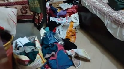 अलमारी के टूटे लॉकर और घर में बिखरा पड़ा सामान। 