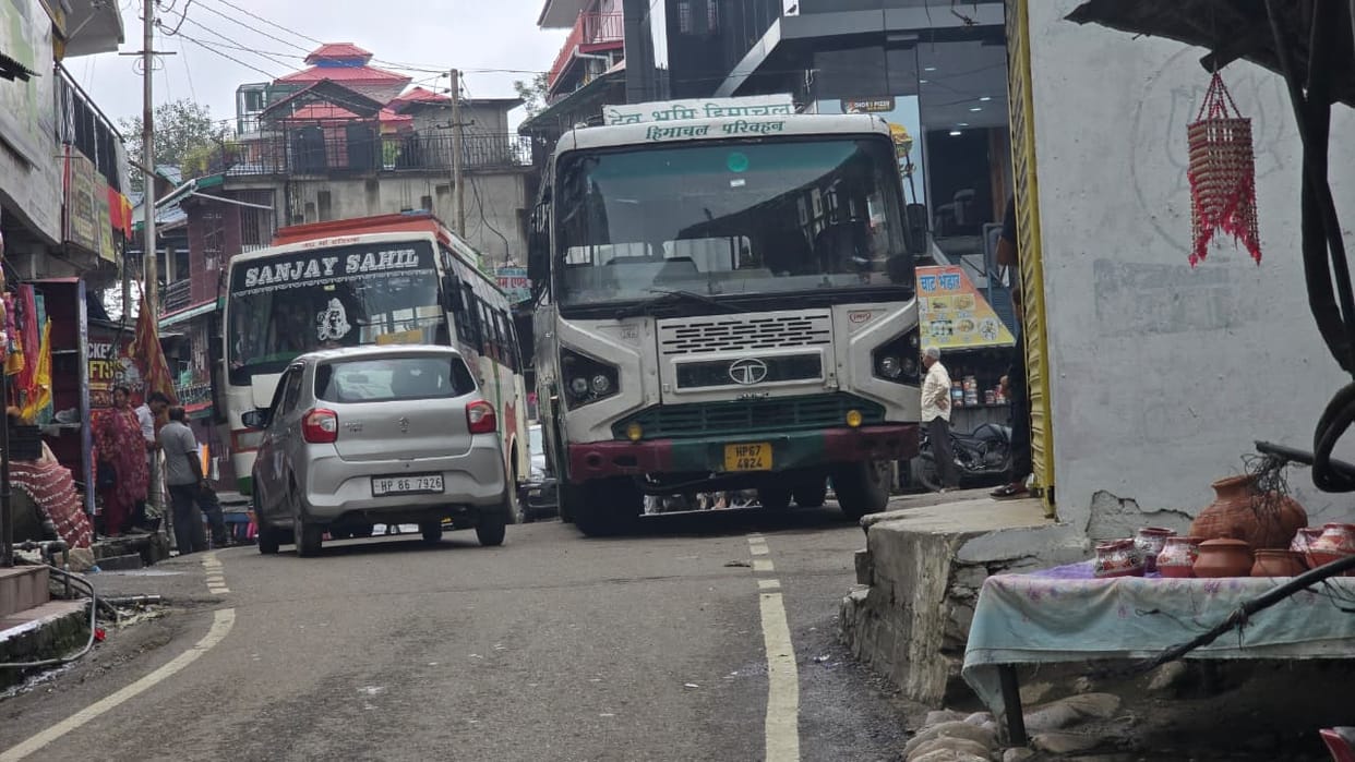 HRTC bus breaks down in Awahdevi; passengers inconvenienced.