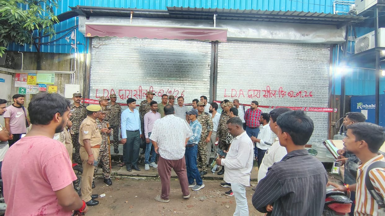 The LDA sealed six illegal buildings in Aliganj on the second day as well.