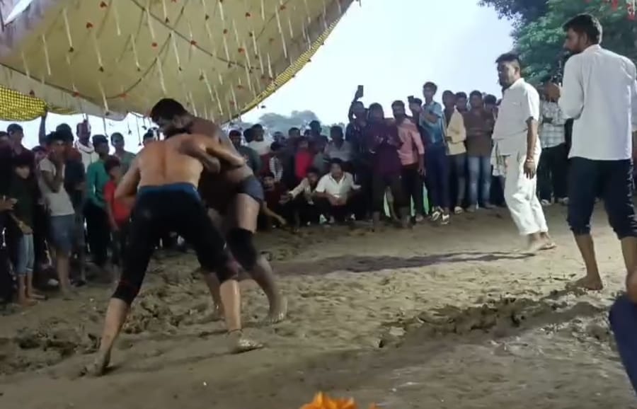 Rana from Bhadohi and Ashish from Varanasi won their wrestling bouts.
