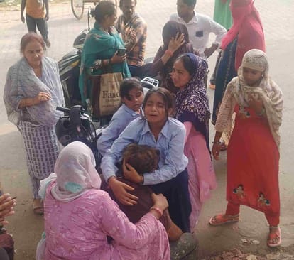 भाई के नहर में डूबने पर बेहाल पिता को संभालतीं बहनें। 