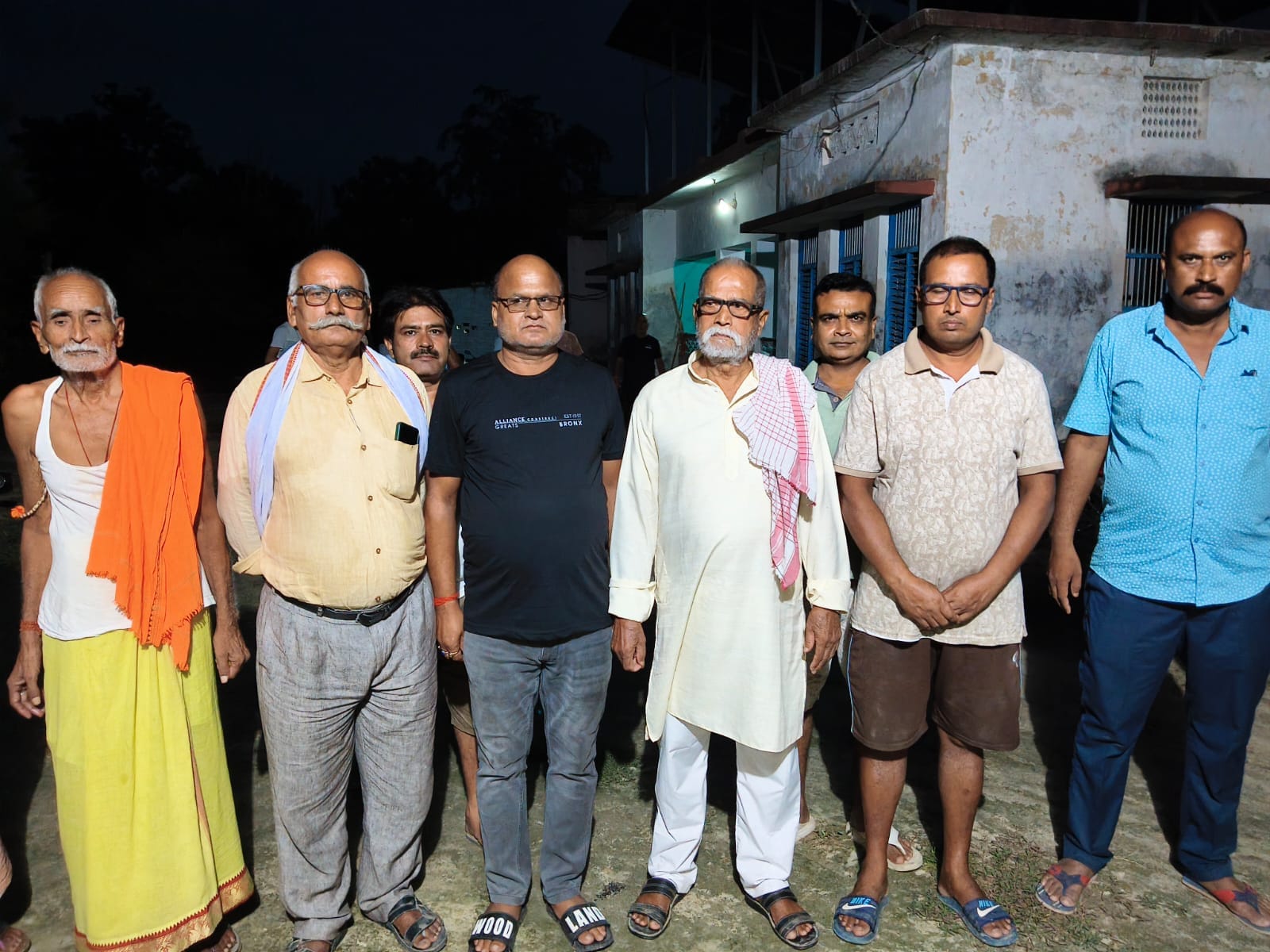 भोपतपुरा गांव में जितेंद्र मिश्रा के चाचा (कुर्ता पायजामा में) एनी लोगों के साथ।