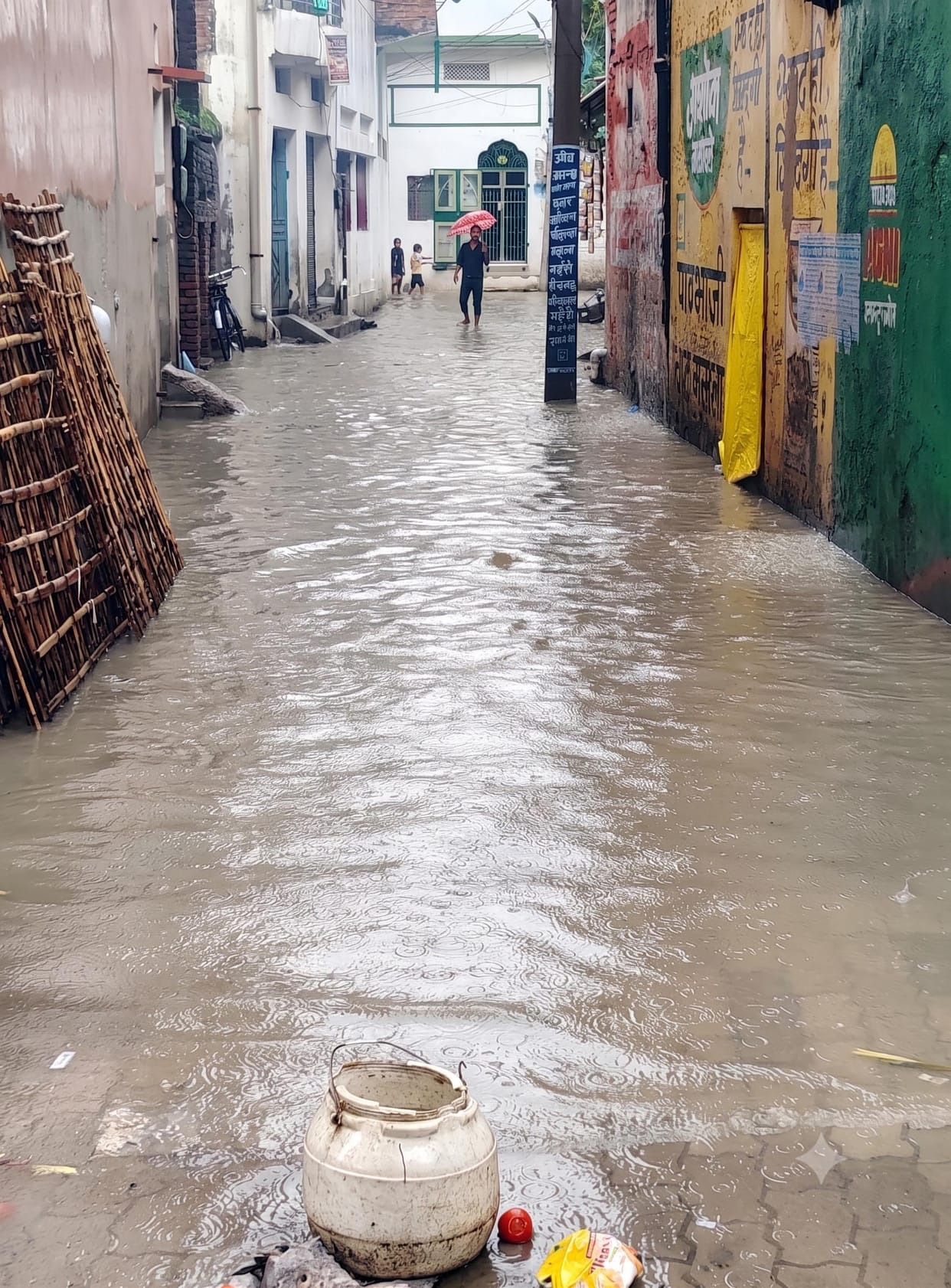 First, the skies turned cloudy, followed by rain that caused waterlogging in several neighborhoods.