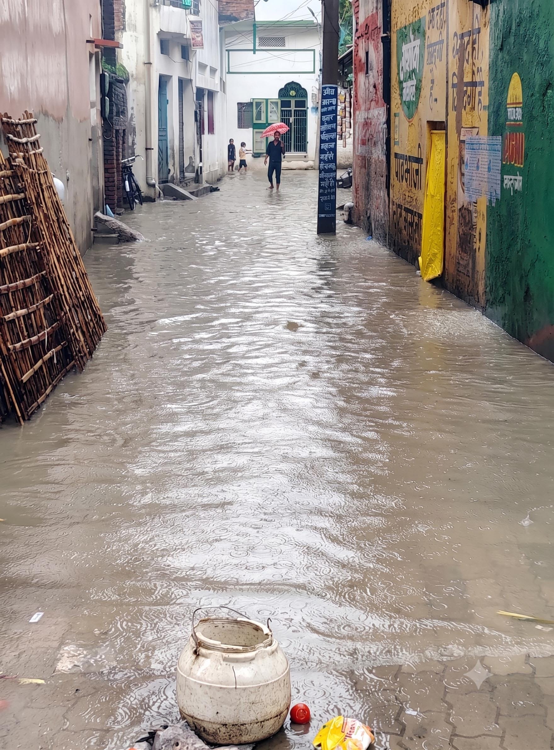 भदोही नगर के चकमीरा शाह मोहल्लें में बारिश के बाद जलभराव। स्रोत- संवाद