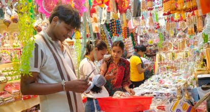 बलरामपुर के झारखंडी मंदिर स्थित दुकान पर खरीदारी करते लोग 