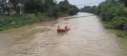 बलरामपुर के सरयू नहर के पास जुटी लोगों की भीड़ 