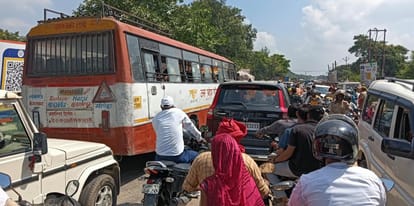 बलरामपुर नगर में लगी जाम में फंसे लोग 