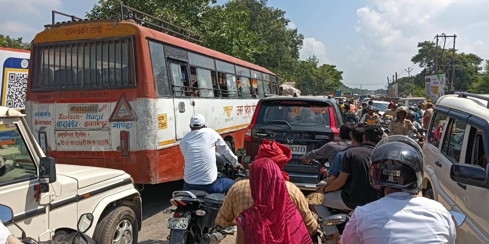 बलरामपुर नगर में लगी जाम में फंसे लोग 