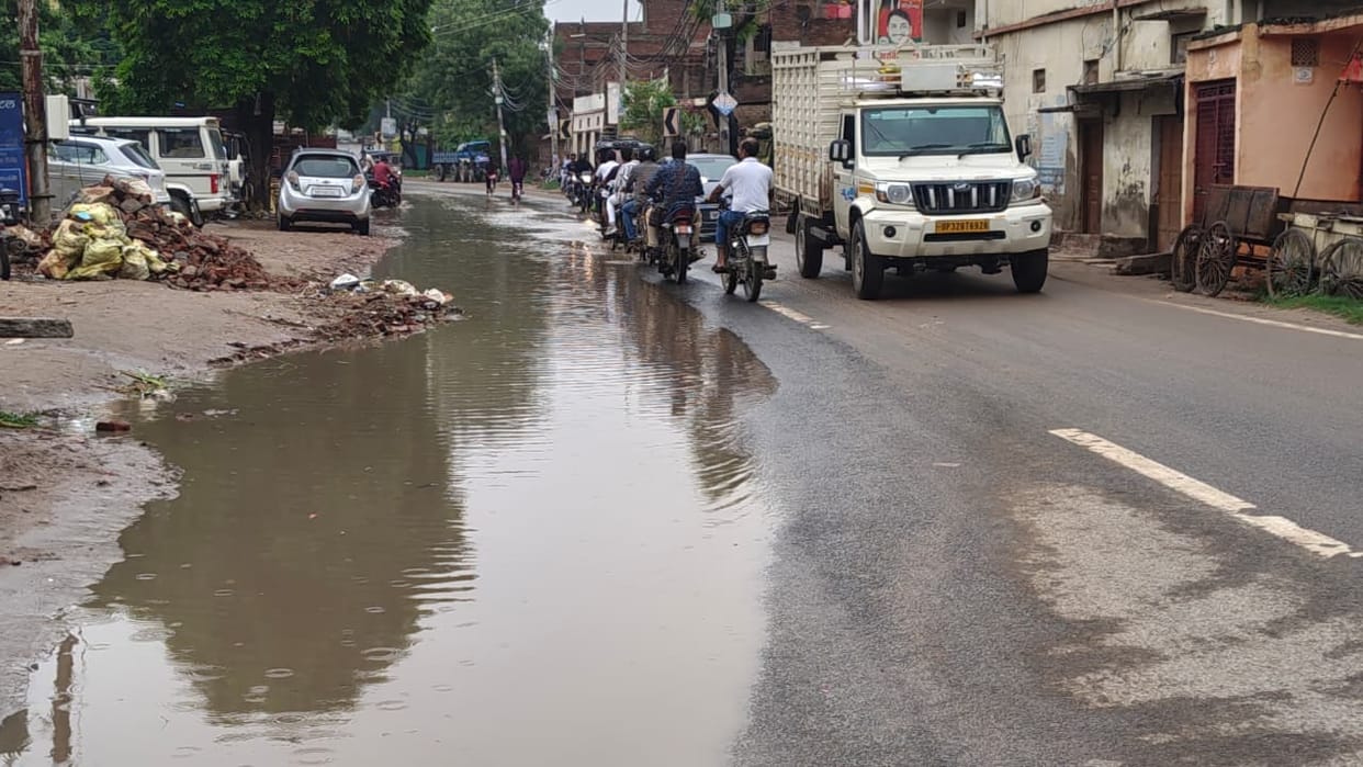 Floodwaters entered 100 villages; 20 schools in Bairia were closed, and a health center was also submerged.