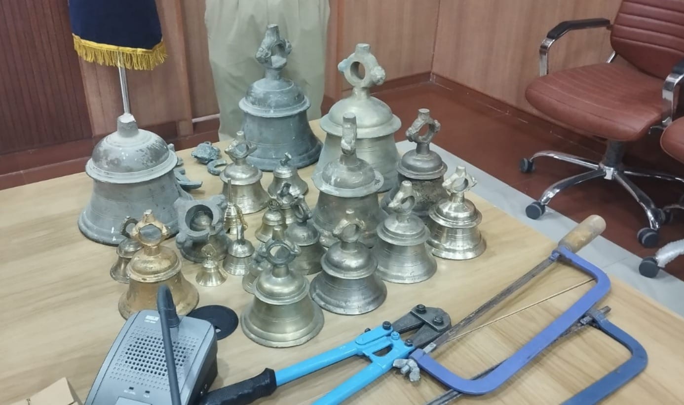 बरामद किए गए चोरी किए गए मंदिर से घण्टे। पुलिस विभाग