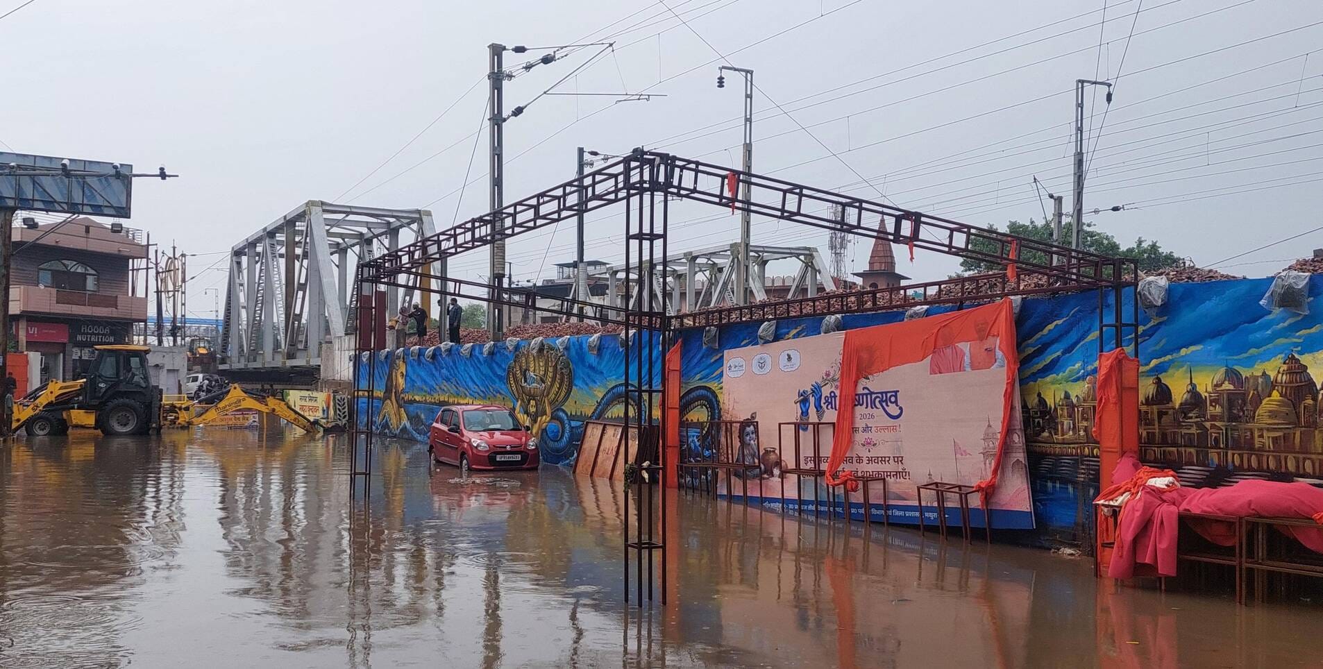 बारिश के बाद जलमग्न हुआ भूतेश्वर चौराहा स्थित जनमाष्टमी स्वागत शिविर। 