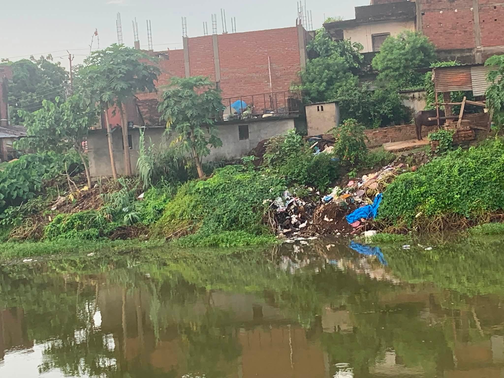 बथुआ नदी के किनारे बनी मकान से नदी में जाता कचरा