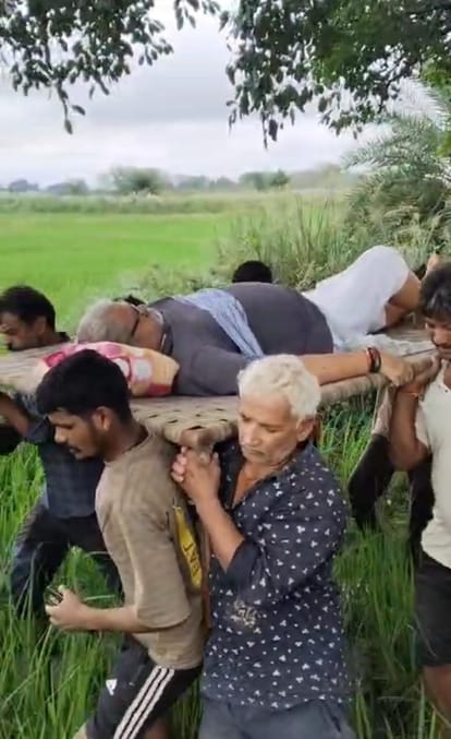 Impact of floods in Satna: Vehicles could not reach the house; family members carried a sick farmer on a cot.
