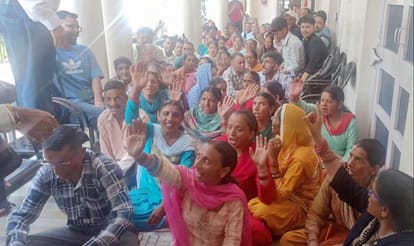 चंबा उपायुक्त कार्यालय के बाहर प्रदर्शन मारपीट मामले को लेकर प्रदर्शन करते गांव काकेला के ग्राम