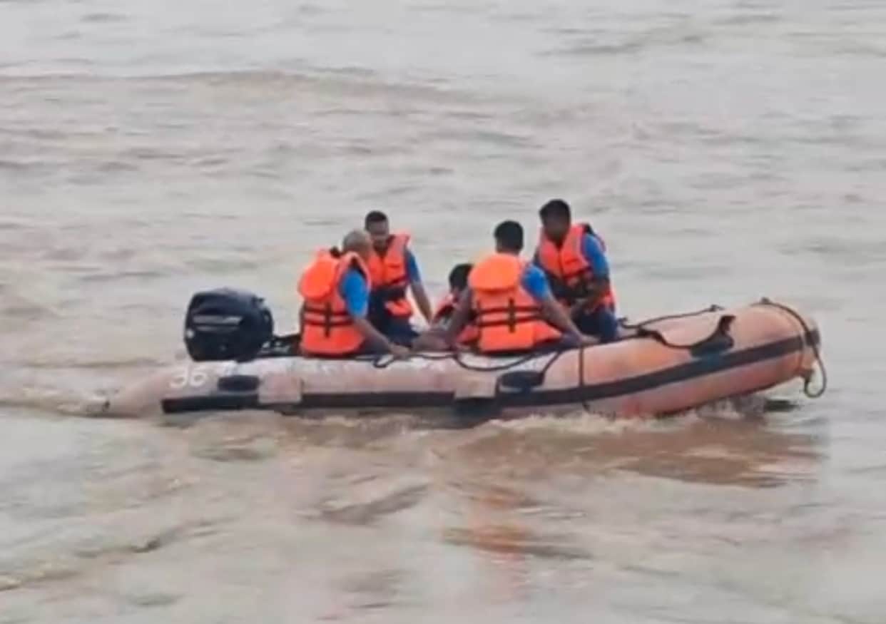 Two sisters are still missing after 24 hours, brother also plunges into Ganga