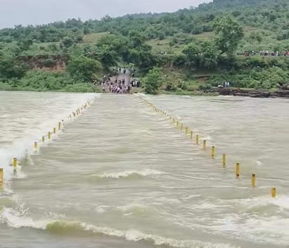 चकिया में मूसाखाड बांध से पानी खुलने पर मूसाखाड कर्मनाशा से ढोढनपुर छितमपुर मार्ग के पुल पर उफा