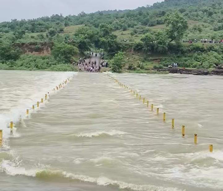 चकिया में मूसाखाड बांध से पानी खुलने पर मूसाखाड कर्मनाशा से ढोढनपुर छितमपुर मार्ग के पुल पर उफा