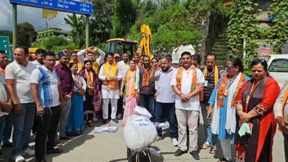 चंपावत के छतार में कांग्रेस के खिलाफ प्रदर्शन करते भाजपा कार्यकर्ता। 
