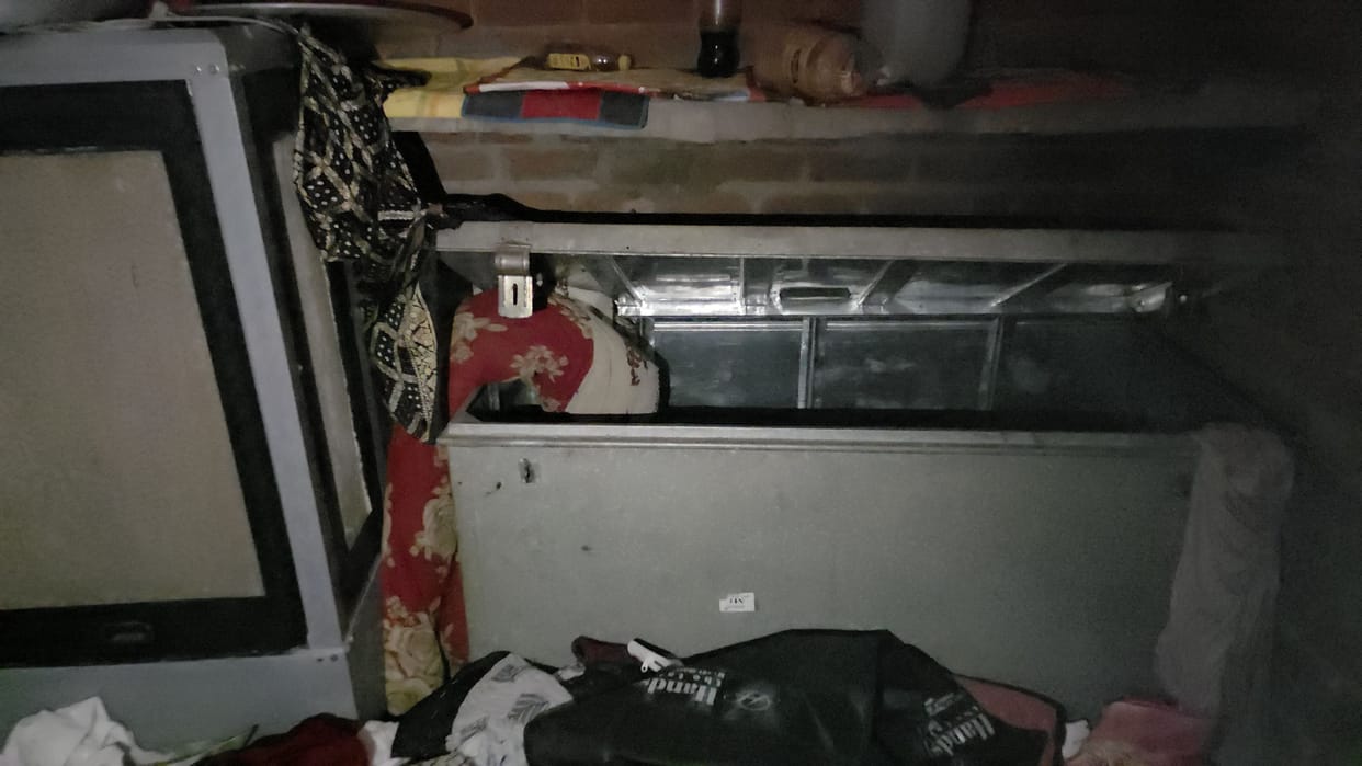 Jewelry and cash worth lakhs stolen from a locked house.