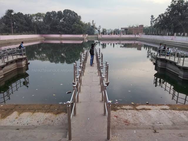 चितबड़ागांव कस्बा स्थित बरइया पोखरा।संवाद